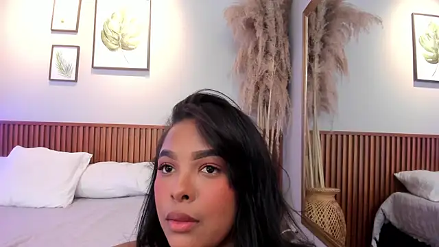 MIAROGGERSS online show from May 1, 2026, 4:17 am