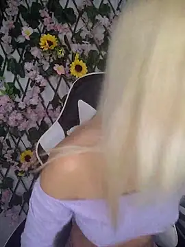 Snapshot of KasumiSophia chatting on April 9, 2026, 12:21 pm KasumiSophia online show from April 9, 2026, 12:21 pm