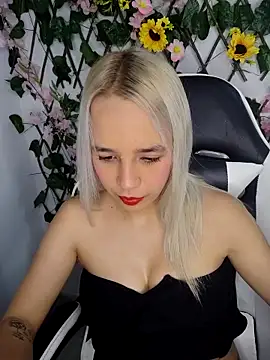 Snapshot of KasumiSophia chatting on April 28, 2026, 12:21 pm KasumiSophia online show from April 28, 2026, 12:21 pm