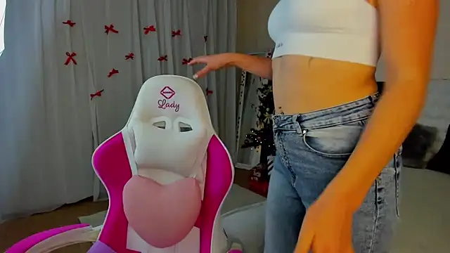 KiraNeeww online show from December 18, 2025, 6:41 am