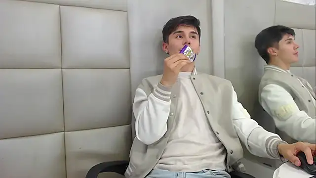 Snapshot of JuanGomm chatting on December 15, 2025, 3:55 am JuanGomm online show from December 15, 2025, 3:55 am