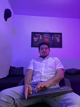 williamsmiiths16 online show from June 24, 2026, 11:31 am