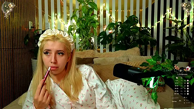 FlowweerGirl online show from December 21, 2025, 11:12 pm