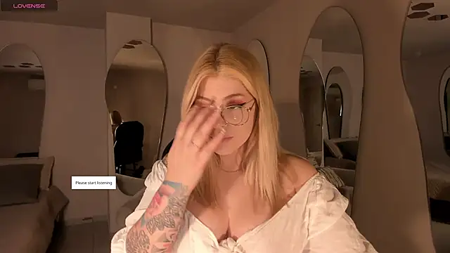 Snapshot of MadisonKane chatting on May 17, 2026, 11:06 am MadisonKane online show from May 17, 2026, 11:06 am