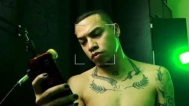 Snapshot of FindomForMe chatting on December 18, 2025, 9:43 pm FindomForMe online show from December 18, 2025, 9:43 pm