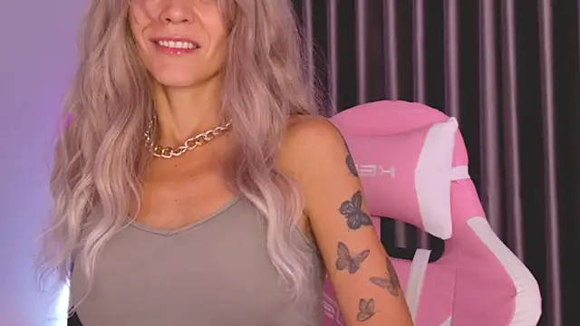 Snapshot of betty_xoxoo chatting on June 14, 2026, 8:27 am betty xoxoo online show from June 14, 2026, 8:27 am