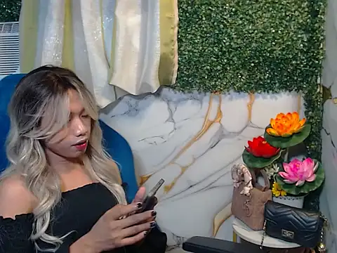 Snapshot of Alexie_08 chatting on December 4, 2025, 10:13 am Alexie 08 online show from December 4, 2025, 10:13 am