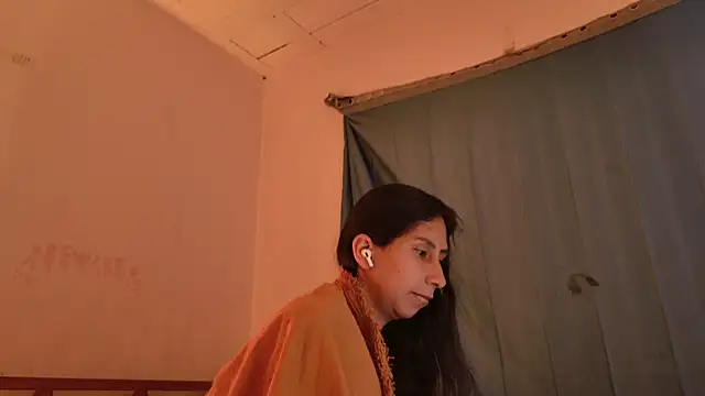 Snapshot of MoonLipsON- chatting on May 12, 2026, 11:46 pm MoonLipsON- online show from May 12, 2026, 11:46 pm