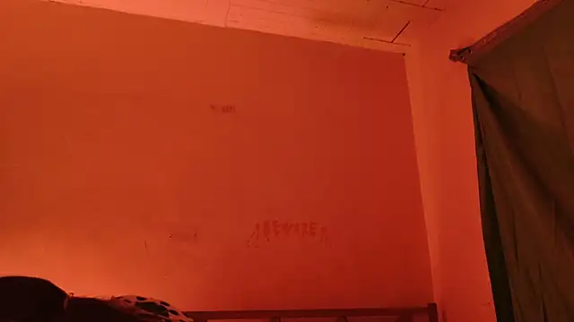 Snapshot of MoonLipsON- chatting on May 17, 2026, 8:23 am MoonLipsON- online show from May 17, 2026, 8:23 am
