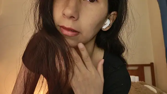 Snapshot of MoonLipsON- chatting on June 2, 2026, 1:40 am MoonLipsON- online show from June 2, 2026, 1:40 am