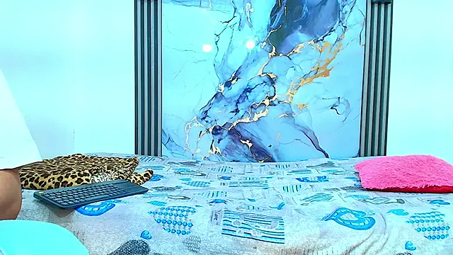 Valentina and sneider  online show from January 13, 2026, 7:19 pm