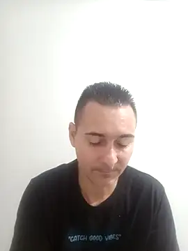 Snapshot of MonNave chatting on December 4, 2025, 10:07 pm MonNave online show from December 4, 2025, 10:07 pm