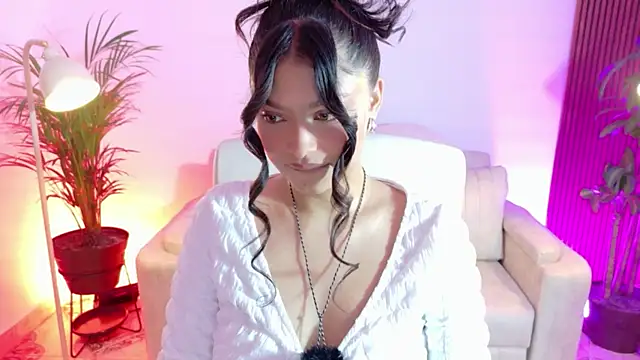 victoria   moon online show from December 18, 2025, 2:01 pm