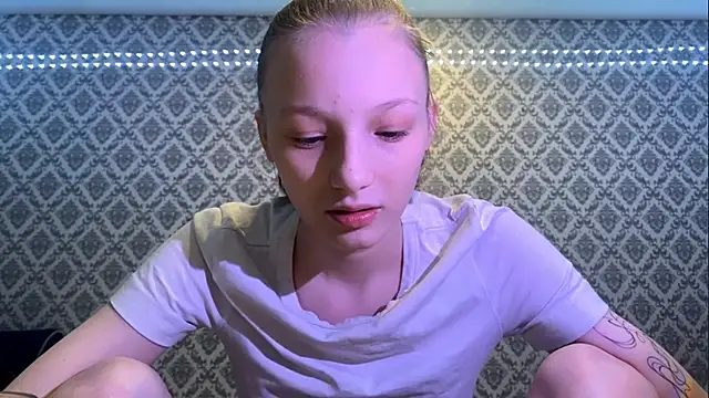 Cleonoth2o online show from December 16, 2025, 5:29 pm