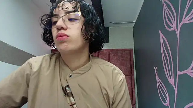 Kiara Fox   online show from May 2, 2026, 9:31 pm