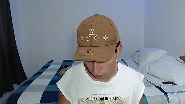 Snapshot of Dave_hot1 chatting on December 14, 2025, 8:35 pm Dave hot1 online show from December 14, 2025, 8:35 pm