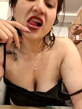 Snapshot of Magenta_Moon chatting on May 6, 2026, 11:43 pm Magenta Moon online show from May 6, 2026, 11:43 pm
