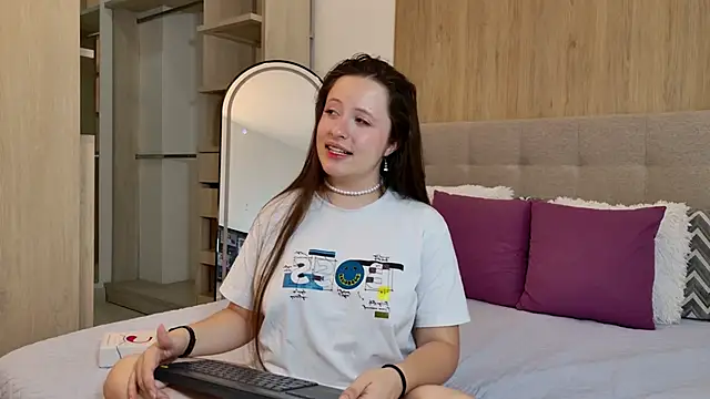 BellaFlecher online show from March 9, 2026, 1:26 pm