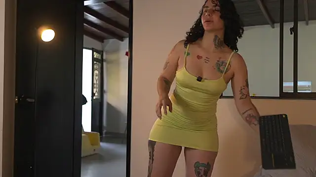 Estefania Velez online show from June 18, 2026, 9:52 pm