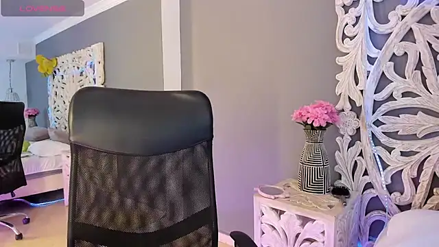 loraineblake online show from March 6, 2026, 1:51 pm