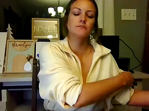 MagnoliaHoney online show from December 22, 2025, 4:31 am