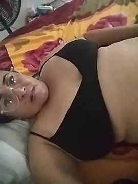 Nini Love  online show from May 4, 2026, 7:04 am