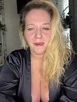 JenniferCarmen online show from April 27, 2026, 2:09 am