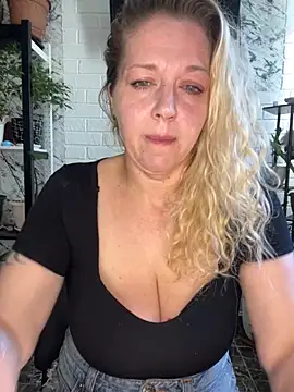 JenniferCarmen online show from June 20, 2026, 2:03 am