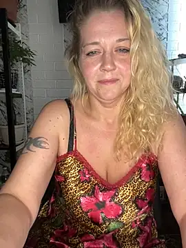 JenniferCarmen online show from July 4, 2026, 3:24 am