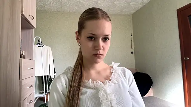 ZaidaSchwarten online show from April 25, 2026, 2:03 pm