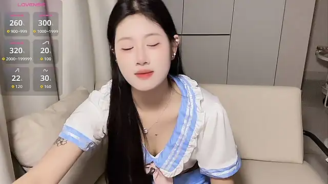 Yvonne-07 online show from April 28, 2026, 4:56 pm