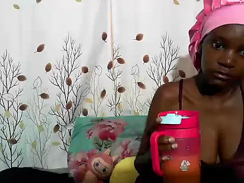 Snapshot of PetiteDoll_06 chatting on March 1, 2026, 9:44 am PetiteDoll 06 online show from March 1, 2026, 9:44 am