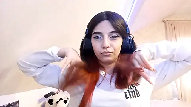 Snapshot of KizzieSchronce chatting on December 15, 2025, 9:46 am KizzieSchronce online show from December 15, 2025, 9:46 am