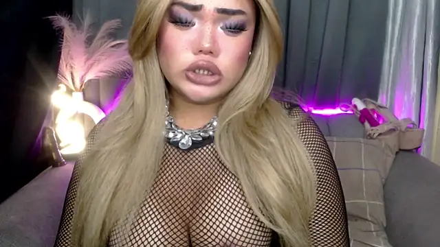 Snapshot of AlwaysHornyMia chatting on December 17, 2025, 1:22 am AlwaysHornyMia online show from December 17, 2025, 1:22 am