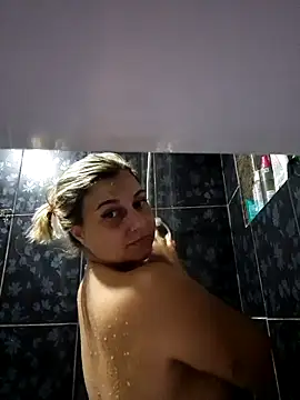 loiragostosa69 online show from April 23, 2026, 8:22 pm