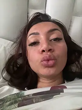 Snapshot of rebecagoldene chatting on May 4, 2026, 10:17 pm rebecagoldene online show from May 4, 2026, 10:17 pm