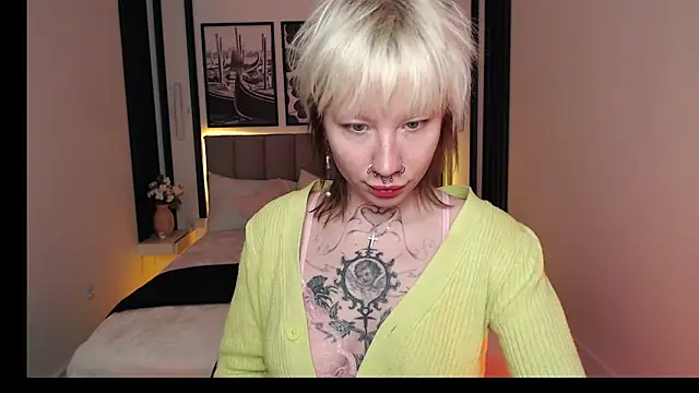 Luna Hurt online show from December 17, 2025, 1:39 pm