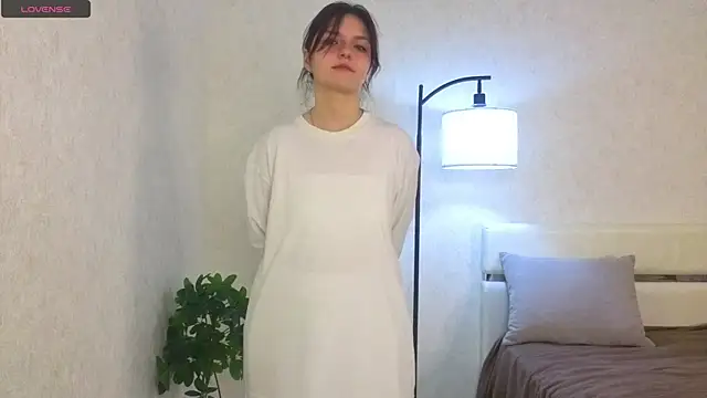 NyraVesperis online show from April 10, 2026, 6:29 am