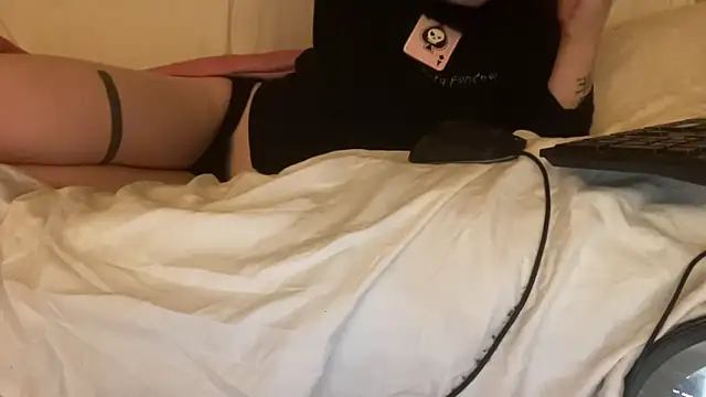 Snapshot of ijustturned18today chatting on February 18, 2026, 8:27 pm ijustturned18today online show from February 18, 2026, 8:27 pm