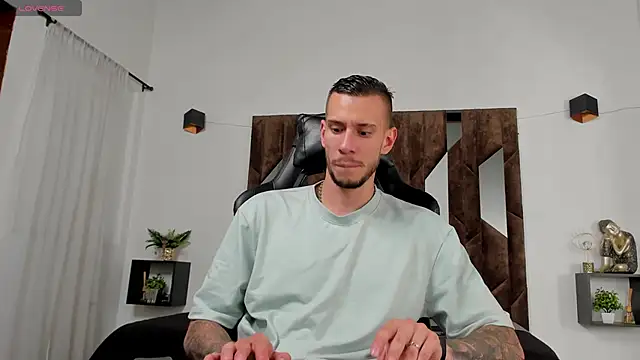 J king   online show from April 29, 2026, 9:32 pm
