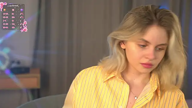 Snapshot of LuneaEvienne chatting on December 19, 2025, 12:34 pm LuneaEvienne online show from December 19, 2025, 12:34 pm