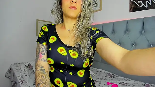 Snapshot of Srta-Melina chatting on December 14, 2025, 5:51 pm Srta-Melina online show from December 14, 2025, 5:51 pm