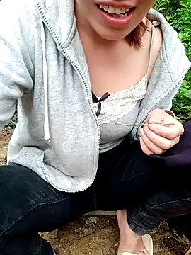 Snapshot of little-effy chatting on June 9, 2026, 10:27 am little-effy online show from June 9, 2026, 10:27 am