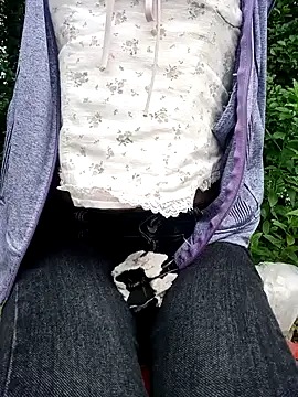 Snapshot of little-effy chatting on June 10, 2026, 10:47 am little-effy online show from June 10, 2026, 10:47 am