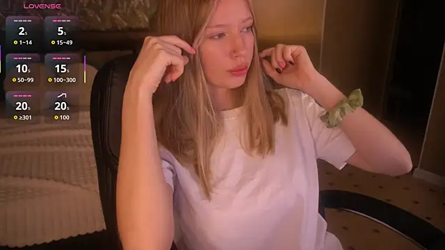MollyyMayy online show from July 26, 2026, 3:58 am