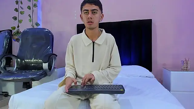 Logan Wolf  online show from December 22, 2025, 7:22 pm