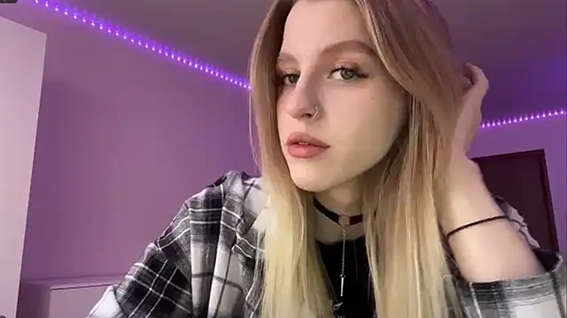 Snapshot of AzoticBasics chatting on December 15, 2025, 12:20 pm AzoticBasics online show from December 15, 2025, 12:20 pm