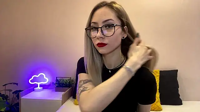 sun under skyy online show from December 19, 2025, 9:27 am