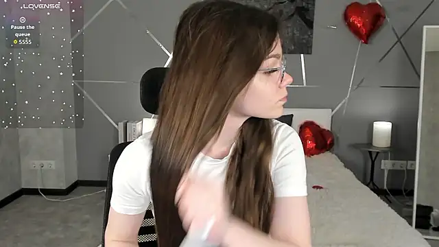 miss  evelyne online show from March 12, 2026, 7:47 am