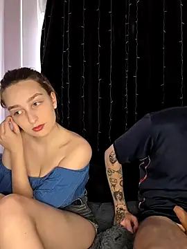 Snapshot of FoxyToxy chatting on December 14, 2025, 3:23 am FoxyToxy online show from December 14, 2025, 3:23 am